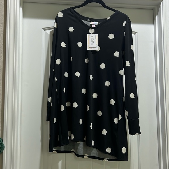 Tops - NWT LulaRoe Elizabeth size small
